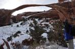 Observando o colossal Landscape Arch, no  Arches National Park, perto de Moab, em Utah, nos Estados Unidos